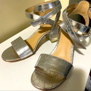 Pour la Victoire Silver Croc Print Sandals. Size 6.